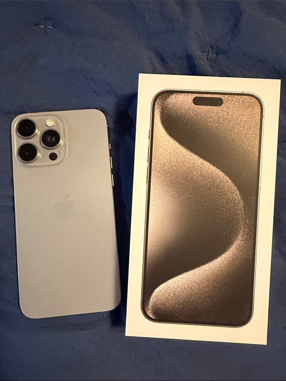 Apple iPhone 15 Pro Max - Silver/Gray